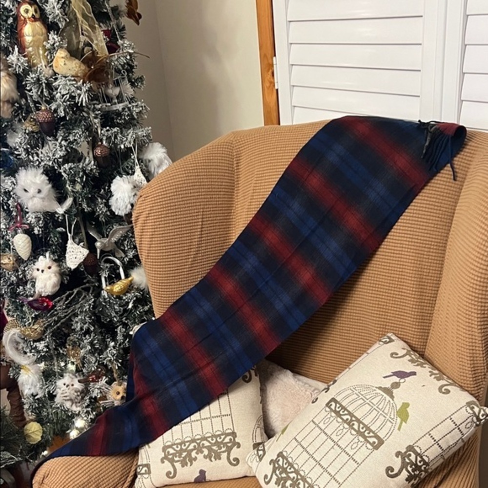 V. FRAAS Cashmink Scarf in Red and Navy